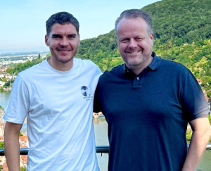 Robert Skov und Ralf Feller nach dem Umzug mit Höhne-Grass