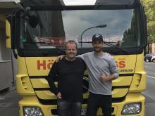 Alexander Hack mit Speditionsleiter Ralf Feller (links)