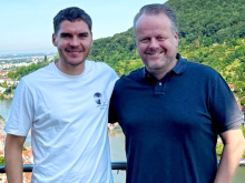 Robert Skov und Ralf Feller nach dem Umzug mit Höhne-Grass