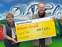 Übergabe des Spendenschecks durch Herrn Ralf Feller, Prokurist und Mitglied der Geschäftsleitung von Höhne-Grass.